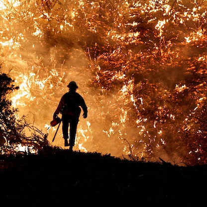 اتهام رجل وابنه بإضرام حريق الغابات الضخم في كاليفورنيا الصيف الماضي