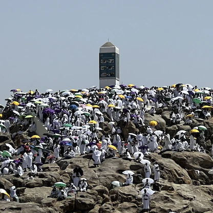 مليونا حاج يؤدون ركن الحج الأعظم على جبل عرفات