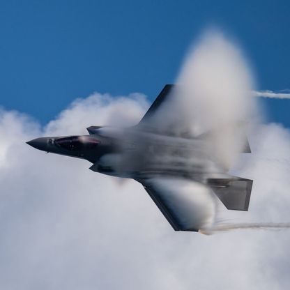 "المقاتلات التعاونية" أداة واشنطن "منخفضة التكلفة" لتحقيق التفوق الجوي
