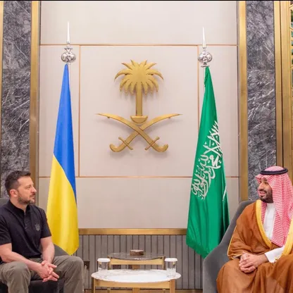 ولي العهد السعودي يبحث مع زيلينسكي تطورات الأزمة الأوكرانية الروسية