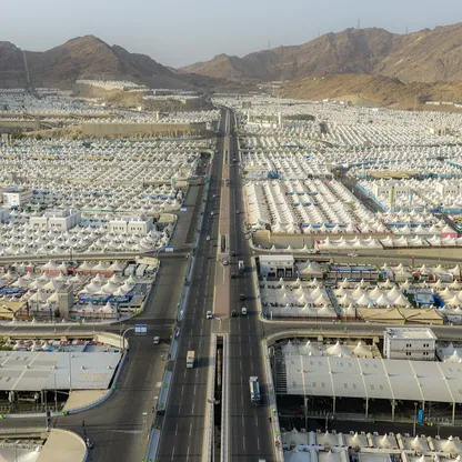 السعودية تبدأ تصعيد الحجاج إلى مشعر منى تمهيداً للوقوف بعرفة