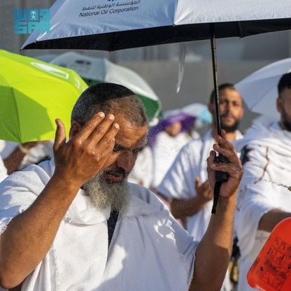 الحجاج يواصلون نفرتهم من عرفات إلى مشعر مزدلفة