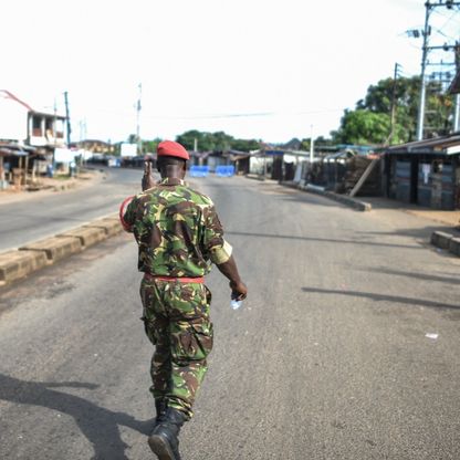 سيراليون تفرض حظراً للتجول بعد هجوم على ثكنات عسكرية