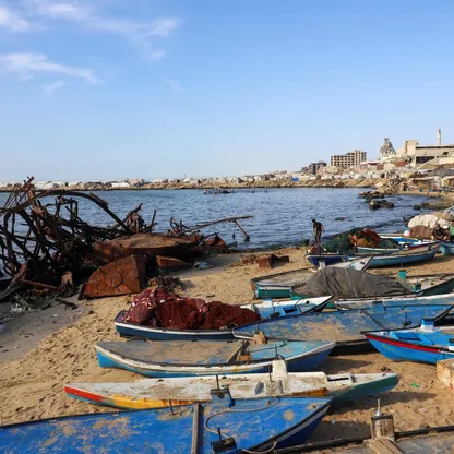 صيادو غزة يصلحون الزوارق بأخشاب الأبواب من تحت الأنقاض