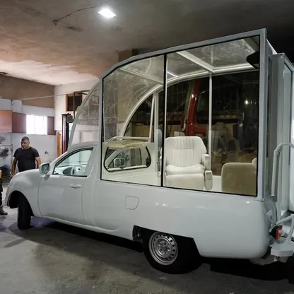 سيارة استخدمها البابا فرنسيس تتحول إلى عيادة متنقلة لأطفال غزة