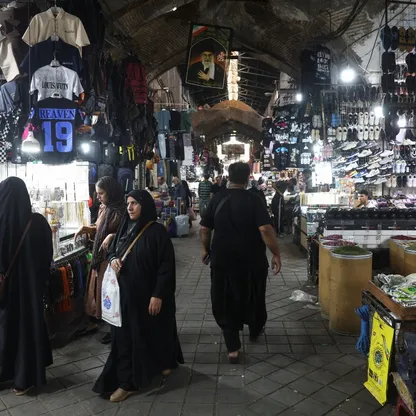 العقوبات تضغط والريال ينهار.. هل تقترب إيران من موجة اضطرابات جديدة؟