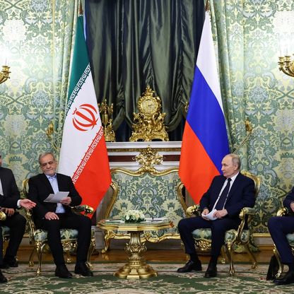 بوتين يطلع الرئيس الإيراني على نتائج "قمة ألاسكا".. وبيزشكيان يدعم الدبلوماسية