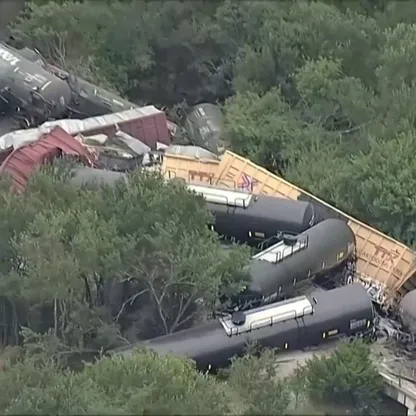 "جبل من الفولاذ".. اللحظات الأولى لحادث قطار محمّل بمواد خطيرة في تكساس