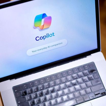 سوق الكمبيوتر الشخصي يشتعل.. مايكروسوفت تهدد عرش أبل بـ Copilot+ PC