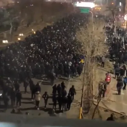 احتجاجات إيران.. مظاهرات ليلية واسعة وأعمال عنف متصاعدة مع قطع الاتصالات