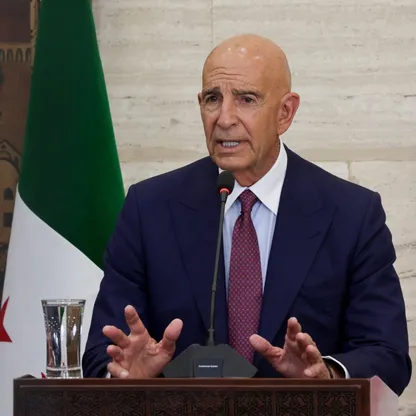 توم باراك يحث الحكومة السورية وقوات "قسد" على وقف القتال فوراً