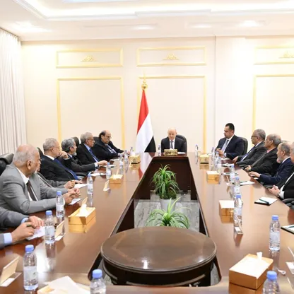 مجلس القيادة في اليمن يوجه بالردع الحازم ويدعو "الانتقالي" إلى إلقاء السلاح