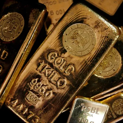 التوتر التجاري بين أميركا والصين يرفع أسعار الذهب لمستوى قياسي.. والدولار يتراجع