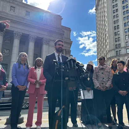 فخر في أوغندا بممداني.. من صحافي متدرّب سابق إلى منافس على عمدة نيويورك