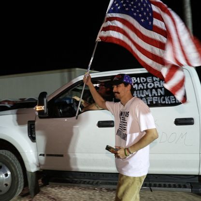 مئات الأميركيين يحتجون في تكساس على تدفق المهاجرين من المكسيك