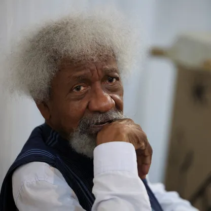 انتقد ترمب في 2016.. أميركا تلغي تأشيرة روائي نيجيري حائز على نوبل