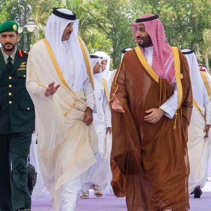 ولي العهد السعودي لأمير قطر: المملكة تضع كافة إمكاناتها لمساندتكم