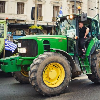 آلاف المزارعين يغادرون أثينا مع جراراتهم بعد تظاهرة لمدة 24 ساعة