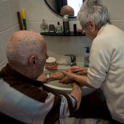 التدخل المبكر لعلاج ضعف السمع قد يحد من خطر الإصابة بالخرف