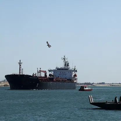 قناة السويس تدعو شركات الشحن لاستئناف الملاحة بعد هدوء الهجمات