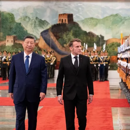 ماكرون يحذر من "موت" الصناعة الأوروبية ويطالب الصين بإنقاذ الموقف