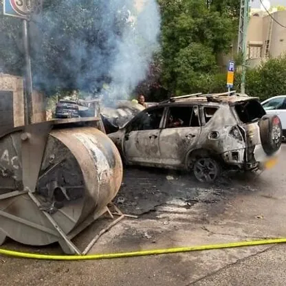 محتجون إسرائيليون يضرمون النار قرب منزل نتنياهو للمطالبة بصفقة في غزة