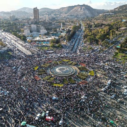 السوريون يحتفلون بسقوط الأسد.. "جمعة النصر" بين التفاؤل والمخاوف