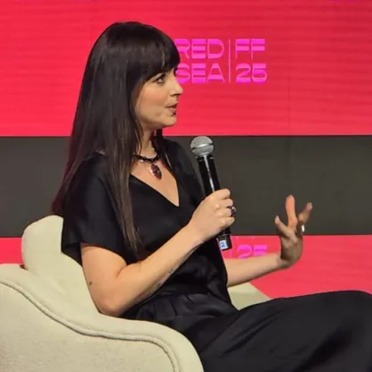 داكوتا جونسون في "البحر الأحمر": عملي بالإنتاج كشف لي وجهاً قبيحاً للصناعة