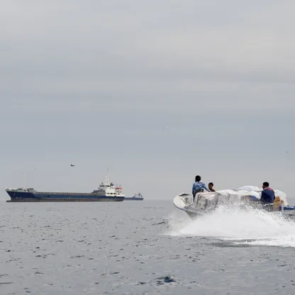 واشنطن تبدأ الحصار البحري لموانئ إيران وتدفع بـ15 سفينة حربية إلى مضيق هرمز