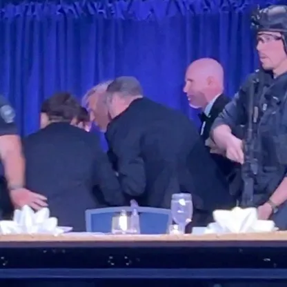 بالصور.. إجلاء ترمب بعد إطلاق نار في حفل عشاء مراسلي البيت الأبيض