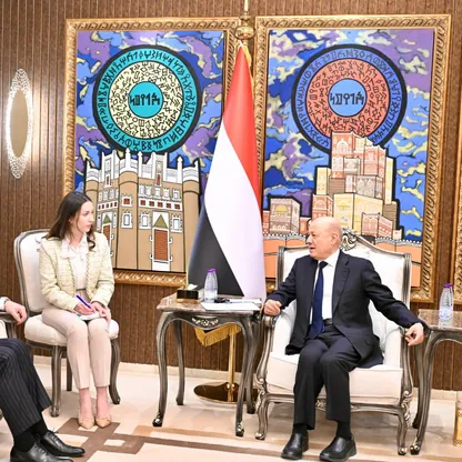 العليمي يبحث مع كبير مستشاري ترمب مستجدات الأوضاع في المهرة وحضرموت