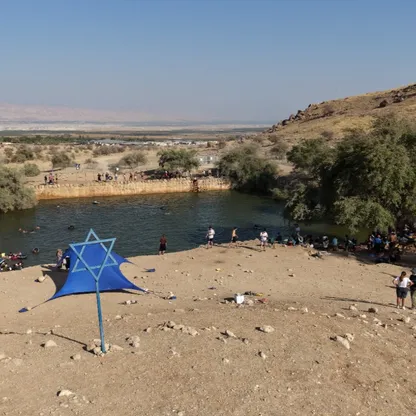 مستوطنون إسرائيليون يحولون مسار مياه فلسطينية لملء بركة في الضفة الغربية