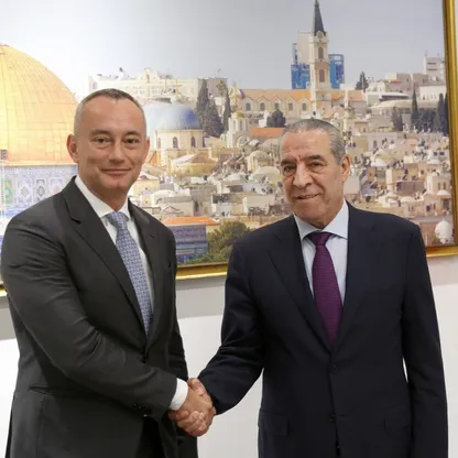 نائب الرئيس الفلسطيني يبحث مع ملادينوف المرحلة الثانية من خطة ترمب