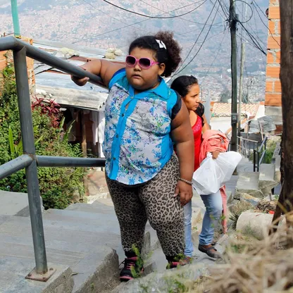 مشاهدة إعلانات الوجبات السريعة تحفز الأطفال على تناول مزيد من السعرات