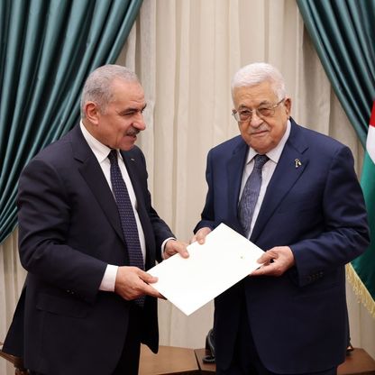 الرئيس الفلسطيني يقبل استقالة حكومة اشتية ويكلفه ووزراءه بتسيير الأعمال