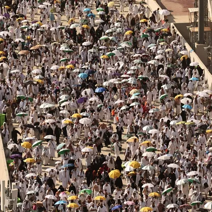 الحجاج يرمون "جمرة العقبة" في أول أيام عيد الأضحى
