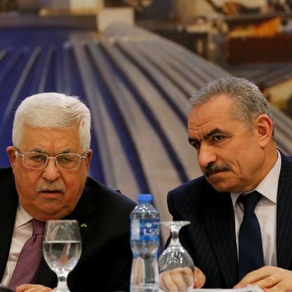 مصادر فلسطينية تنفي تقديم رئيس الحكومة اشتية استقالته