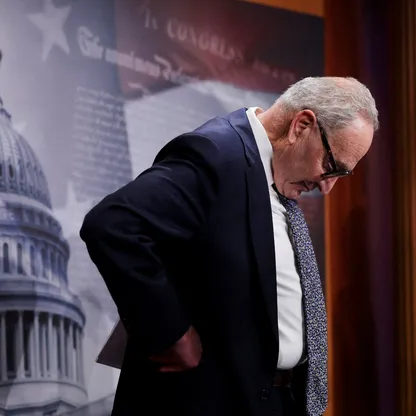 تصاعد دعوات الإطاحة بزعيم الديمقراطيين في "الشيوخ" بعد تمرير اتفاق لإنهاء الإغلاق