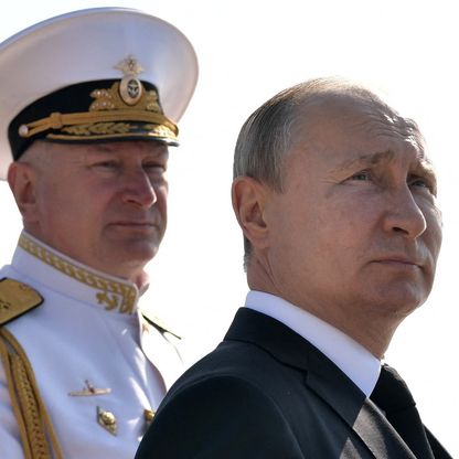 "فاينانشيال تايمز": بوتين يقيل قائد البحرية الروسية بعد خسائر في البحر الأسود