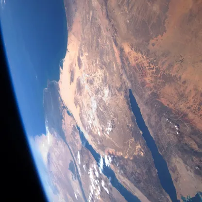 الأشعة الكونية اخترقت "درع" الأرض المغناطيسي قبل 41 ألف سنة