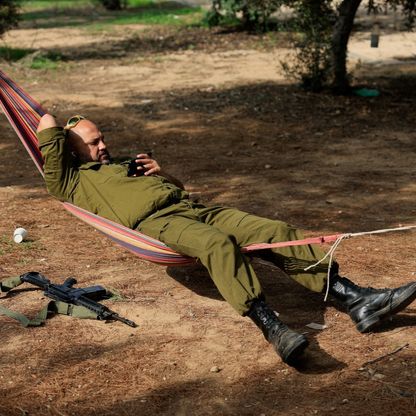 "كوابيس غزة" تطارد جندياً إسرائيلياً وتدفعه إلى إطلاق النار على رفاقه