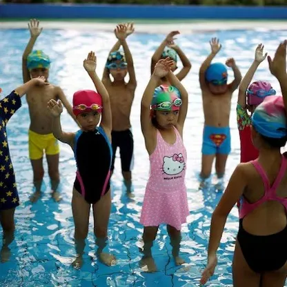 الصين.. حظر الهواتف وتقليل الواجبات المنزلية لحماية نفسية الطلاب