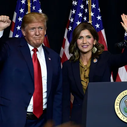 ترمب يعلن إقالة وزيرة الأمن الداخلي ويعين ماركواين مولين خلفاً لها