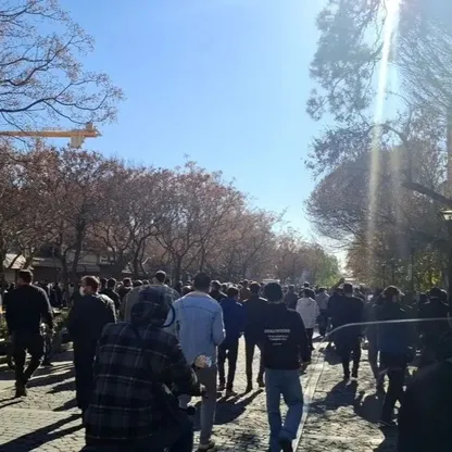 احتجاجات في طهران بعد انخفاض العملة المحلية إلى مستوى قياسي