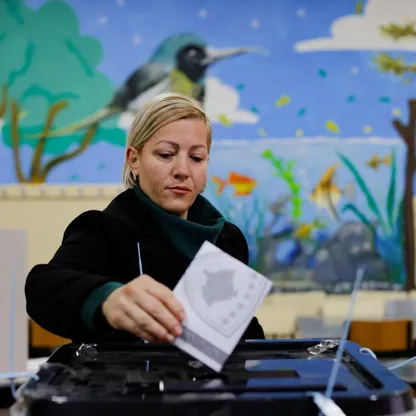 كوسوفو تجري انتخابات عامة يخيم عليها التوتر مع صربيا