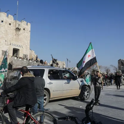 سوريا.. الفصائل المسلحة تفرض حظراً للتجول في حلب وتشكل "إدارة عسكرية مدنية"