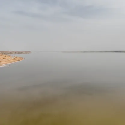 بحيرة العوشزية.. حين تتزين صحراء القصيم ببريق الملح والماء