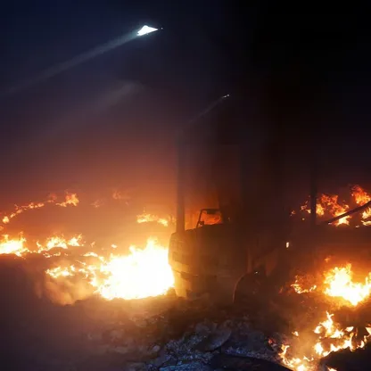 بسبب ارتفاع الحرارة.. فرق الإطفاء تكافح دوامات نارية شمال إسبانيا