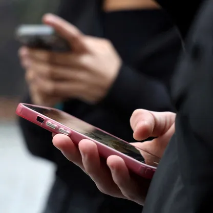 هل أصبح الهاتف وسيلة للهروب من الأفكار والضغوط النفسية؟