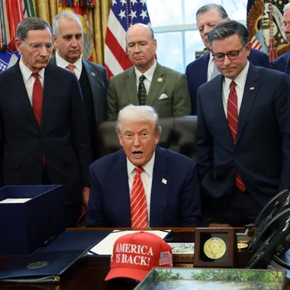 ترمب: نتفاوض مع إيران الآن.. ولا أريد تكرار عملية "مطرقة منتصف الليل"